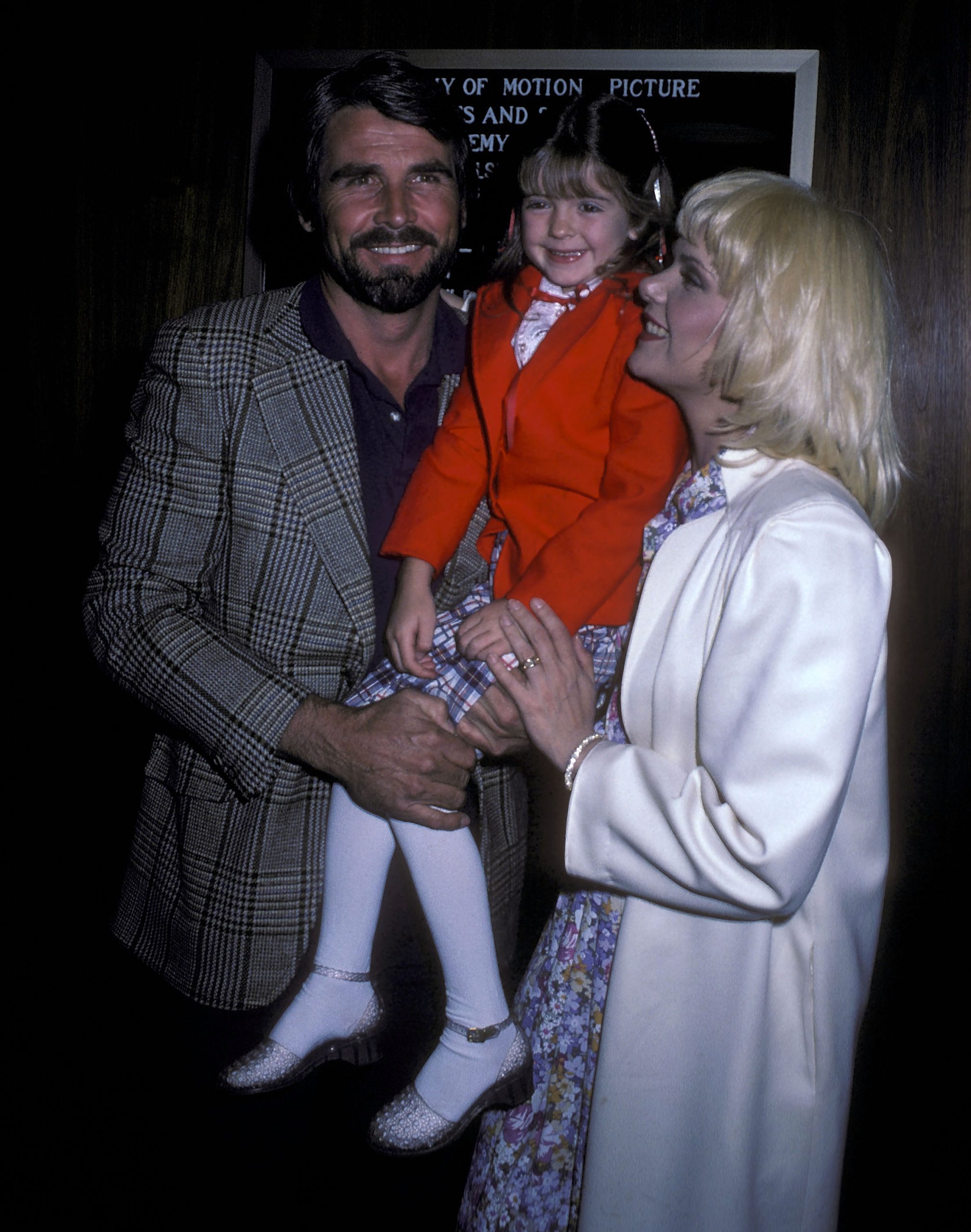 Bridgette Andersen trzymana na rękach przez Jamesa Brolina i Ann Jillian