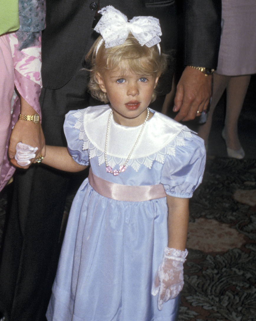 mała Paris Hilton w niebieskiej sukience z białą kokardą na głowie