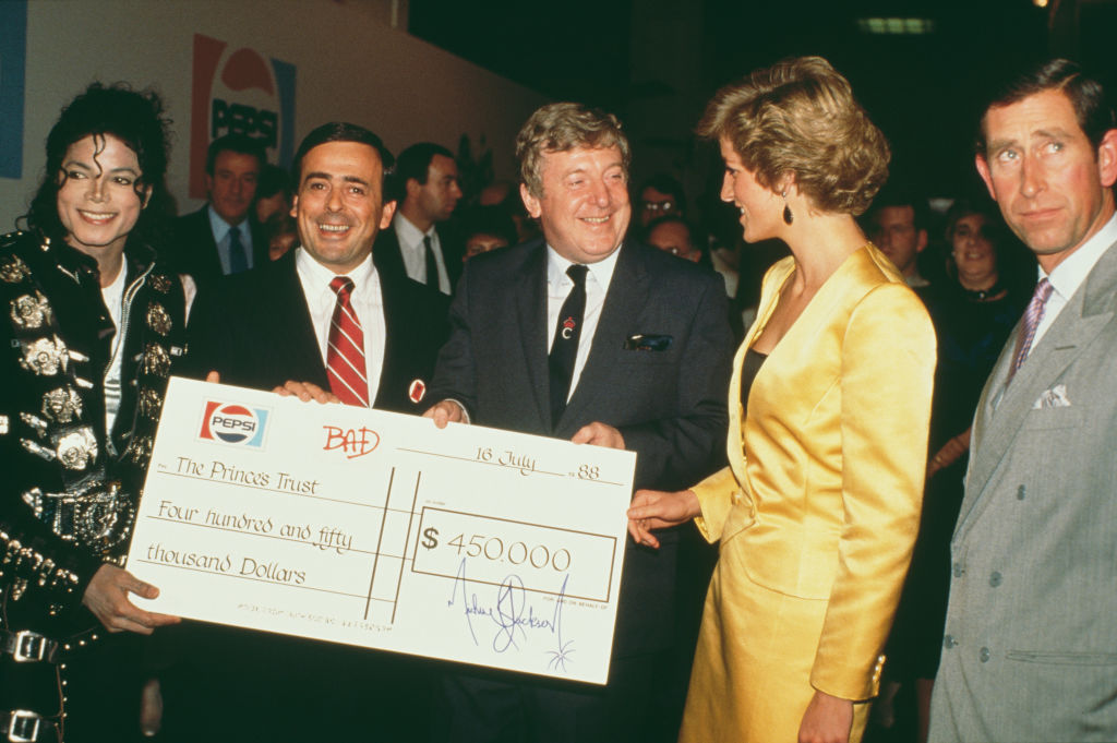 Michael Jackson wręcza Dianie czek na rezcz organizacji charytatywnej