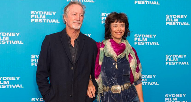 Rachel Ward i Bryan Brown  stoją razem na ściance