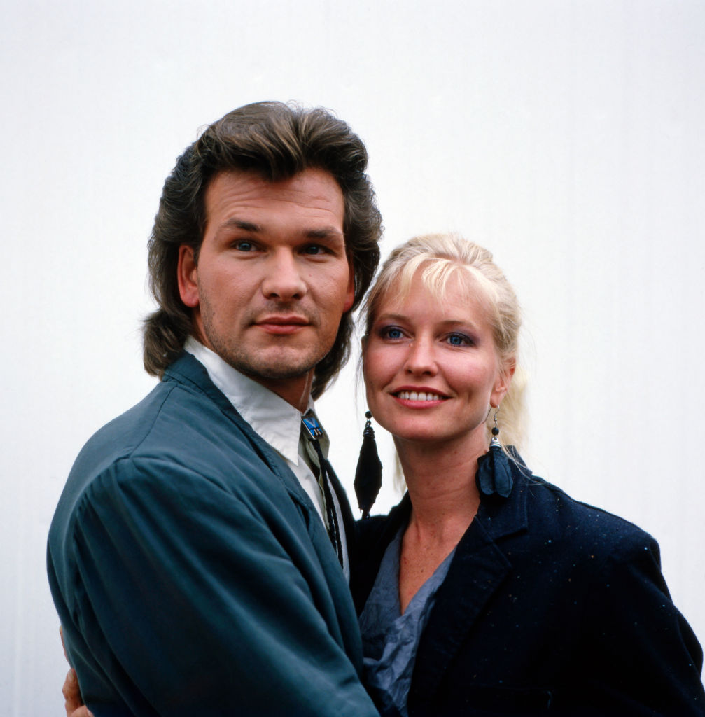Patrick Swayze w garniturze pozuje z żoną Lisą Niemi, 