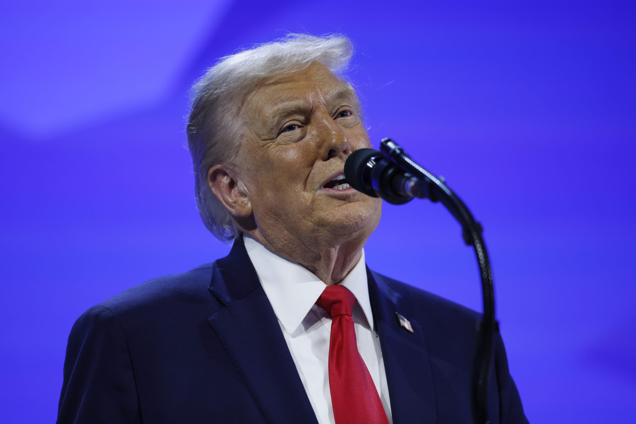 Donald Trump przy mikrofonie