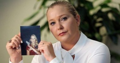 Virginia Giuffre trzyma w ręku zdjęcie