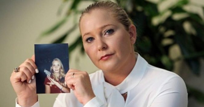 Virginia Giuffre trzyma w ręku zdjęcie