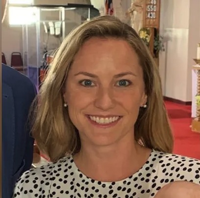 Kate Vitt w białej bluzce w czarne kropki