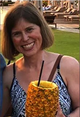 Karolina Sekar z ananasem