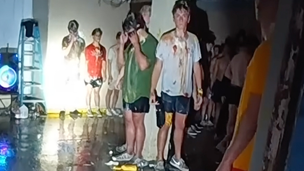 młodzi mężczyźni w brudnych koszulkach