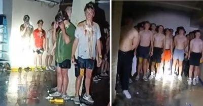 młodzi mężczyźni w brudnych koszulkach i bez koszulek w ciemnym pomieszczeniu