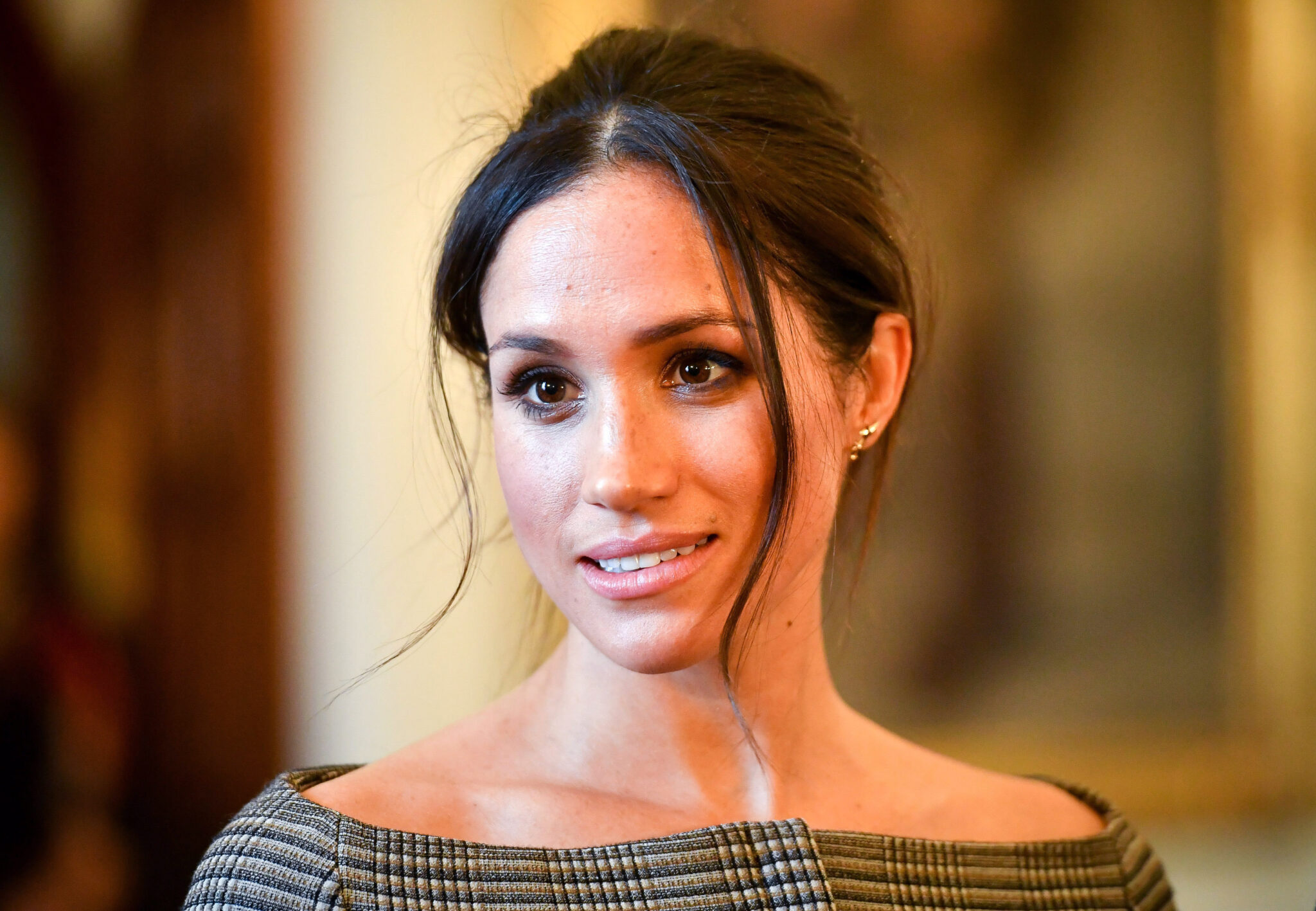Meghan Markle w związanych włosach