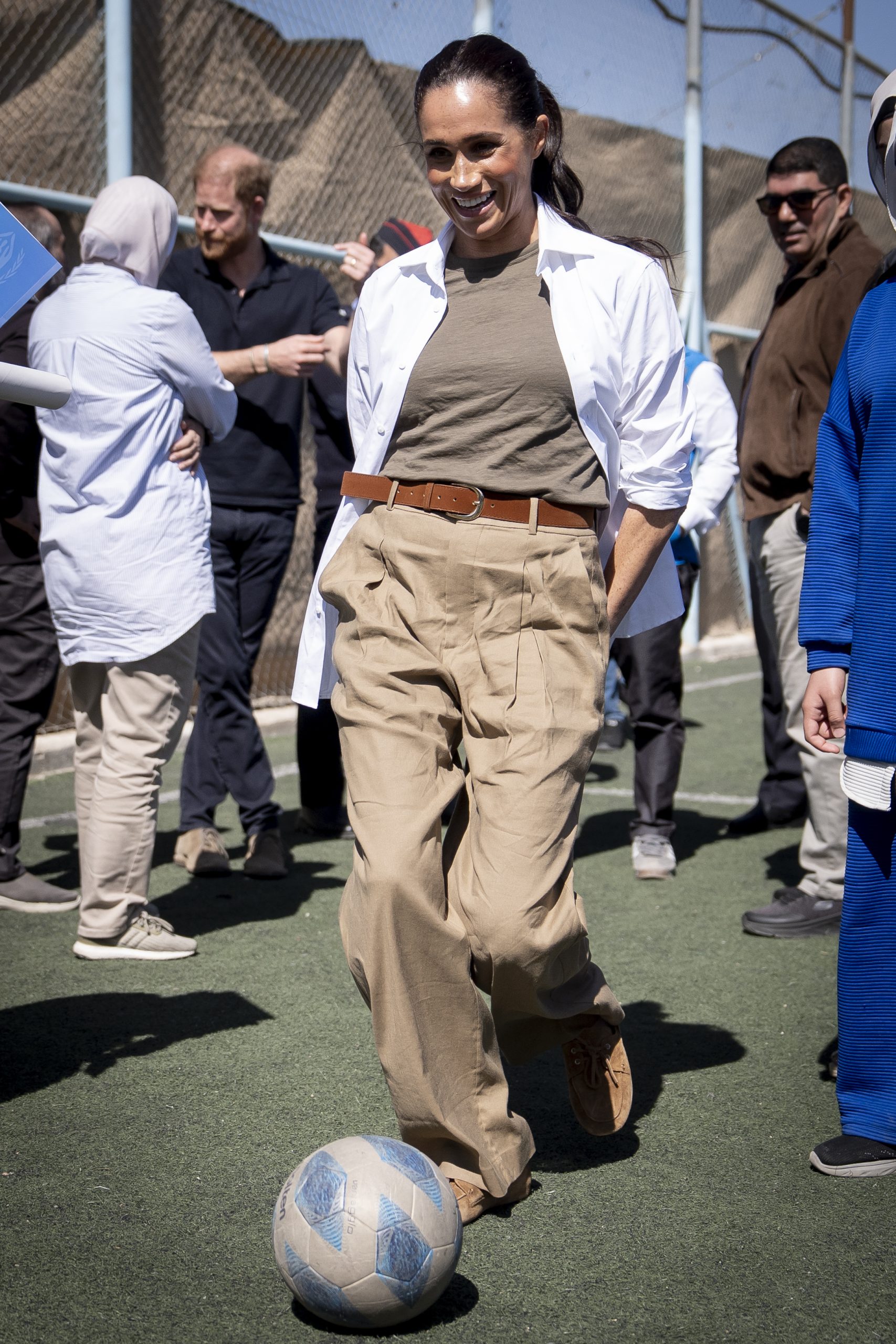 Księżna Sussex drybluje piłką nożną podczas wizyty w Centrum Młodzieżowym QuestScope w obozie dla uchodźców