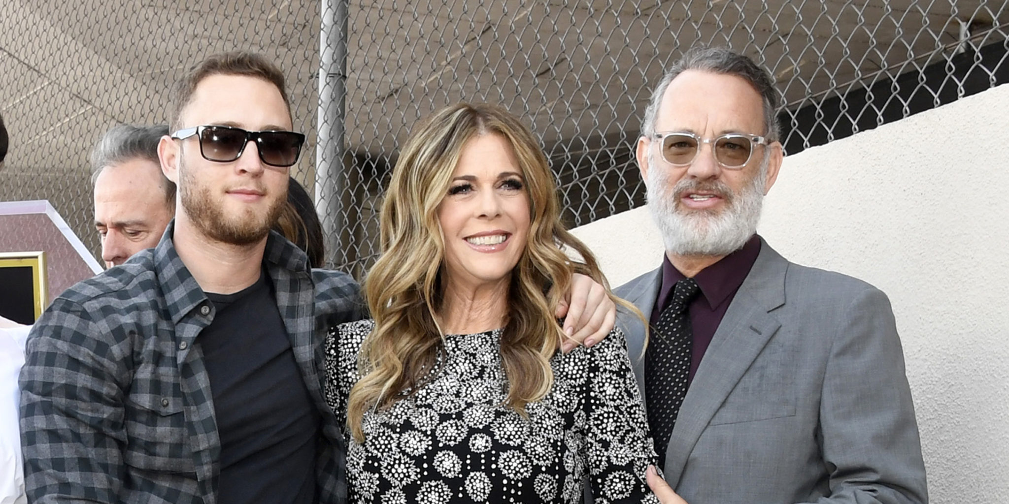 Rita Wilson z mężem i synem w trakcie otrzymania gwiazdy na Hollywoodzkiej Alei Gwiazd