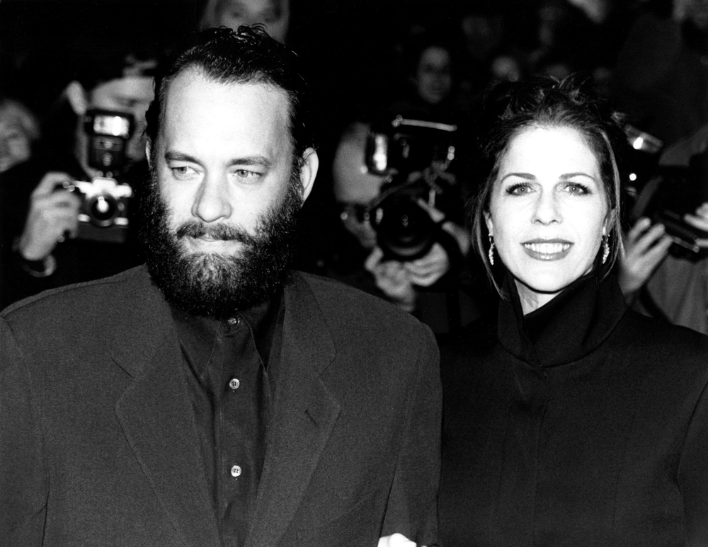 Tom Hanks i Rita Wilson na czarno białym zdjęciu