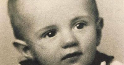 małe dziecko na czarno białej fotografii