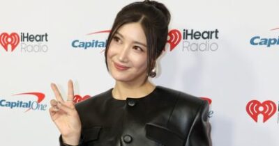 Kim Eun-jae w czarnej, skórzanej stylizacji na ściance