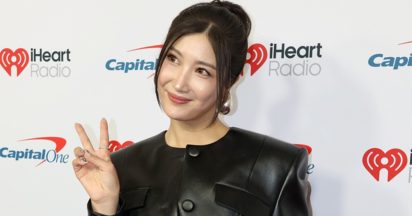 Kim Eun-jae w czarnej, skórzanej stylizacji na ściance