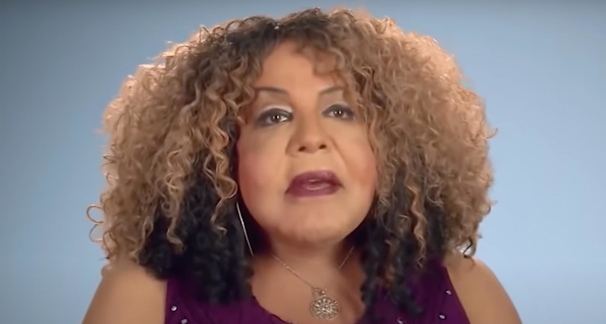 Rajee Narinesingh w rozpuszczonych, kręconych włosach