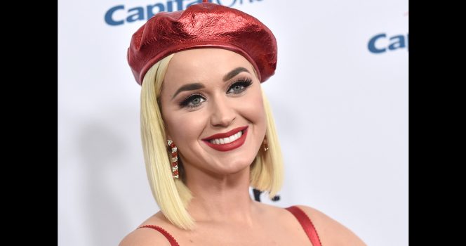 piosenkarka Katy Perry w czerwonym berecie