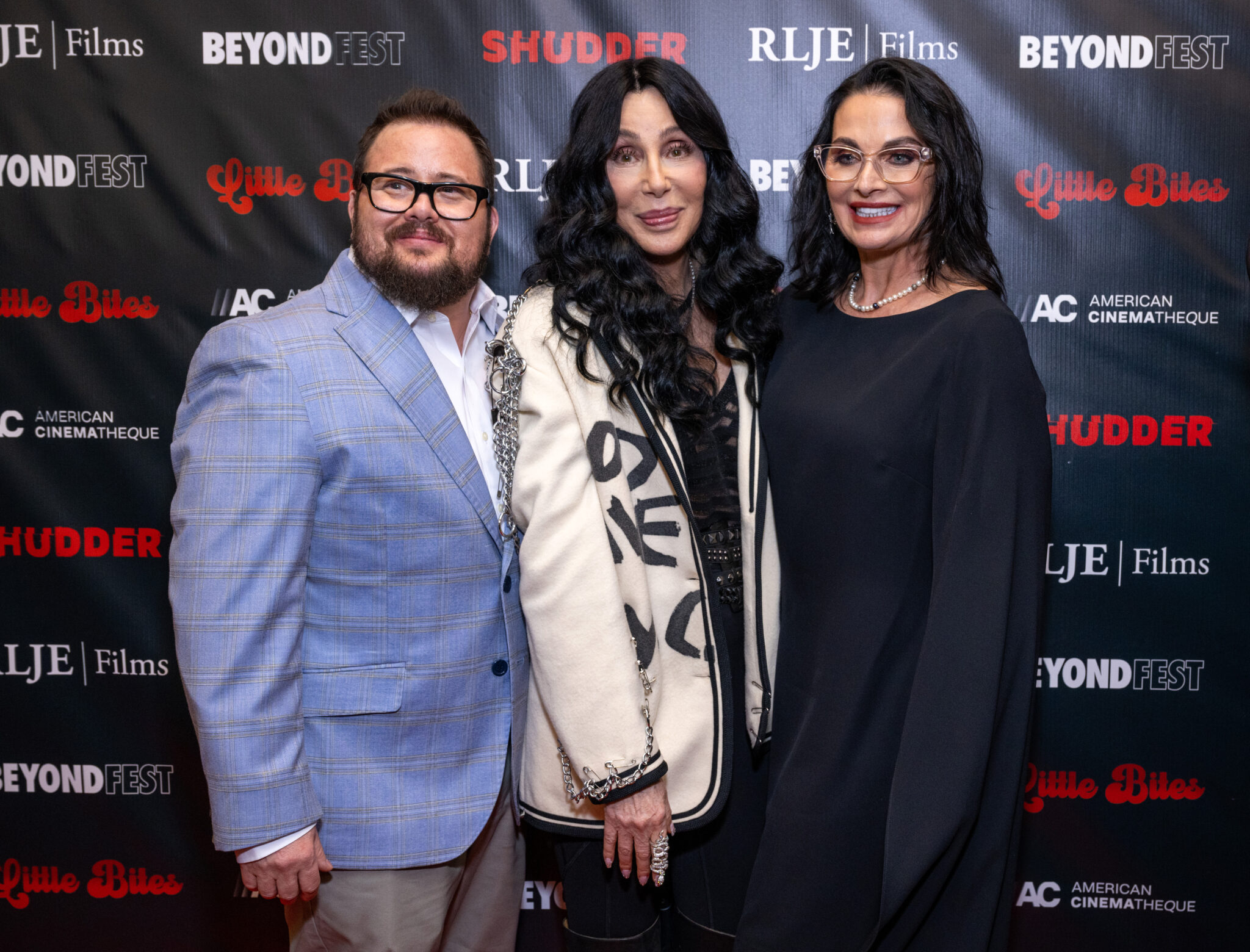 Chaz Bono, jego matka Cher i partnerka Shara na premierze filmu