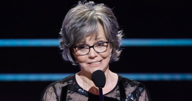 Sally Field stoi przy mikrofonie