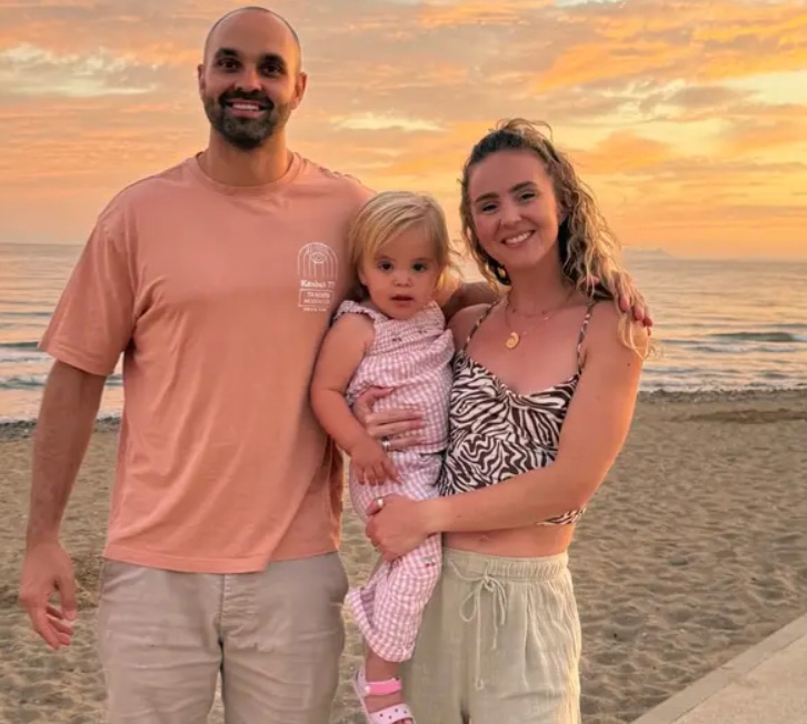 chora na demencję dziecięcą Leni Forrester z rodzicami na plaży