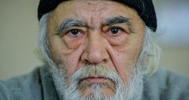 starszy mężczyzna z zarostem i w czapce