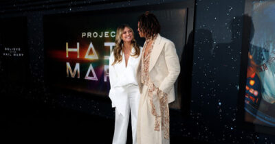 Heidi Klum białym garniturze i jej syn Henry Samuel w beżowym garniturze na premierze filmu