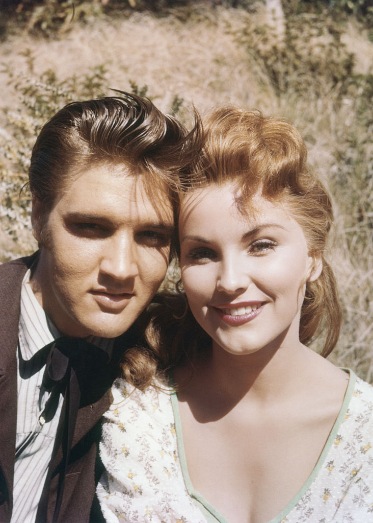 Elvis Presley i Debra Piget na tle roślin
