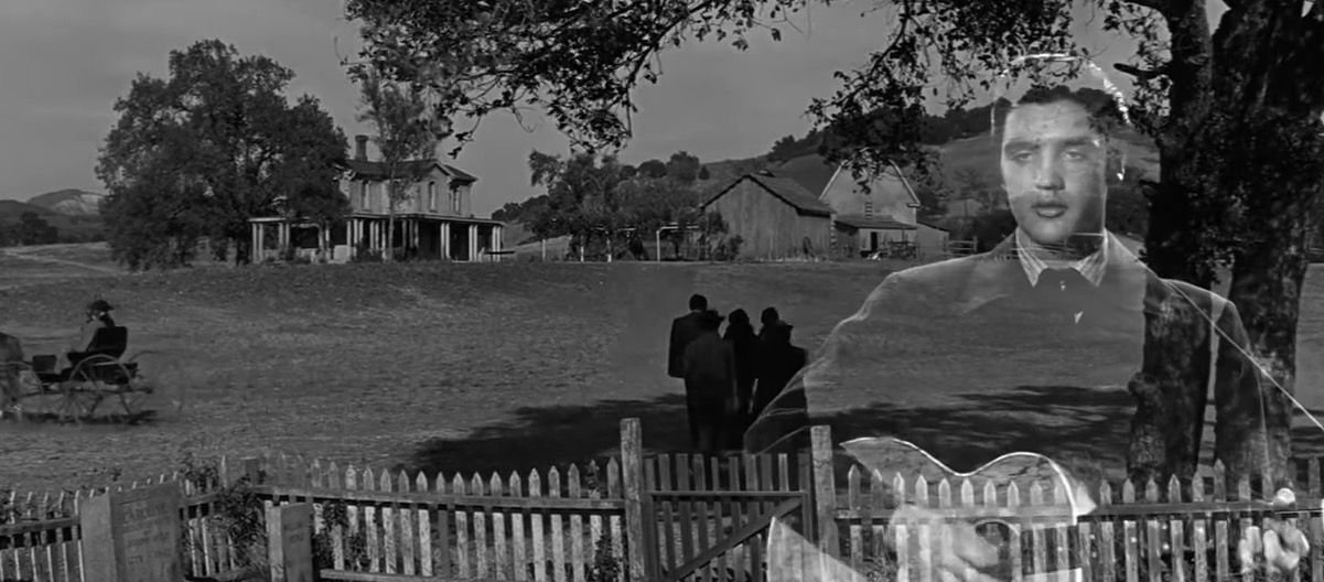 Elvis Presley w scenie z napisami końcowymi