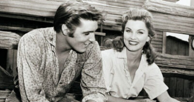 Elvis Presley i Debra Paget w scenie filmu Love Me Tender