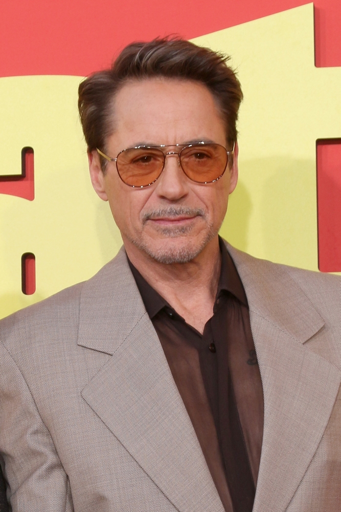 aktor Robert Downey Jr w okularach przeciwsłonecznych, marynarce i koszuli