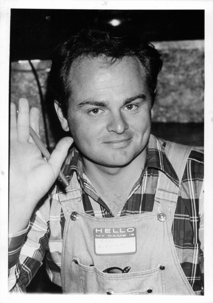 Gary Burghoff macha dłonią