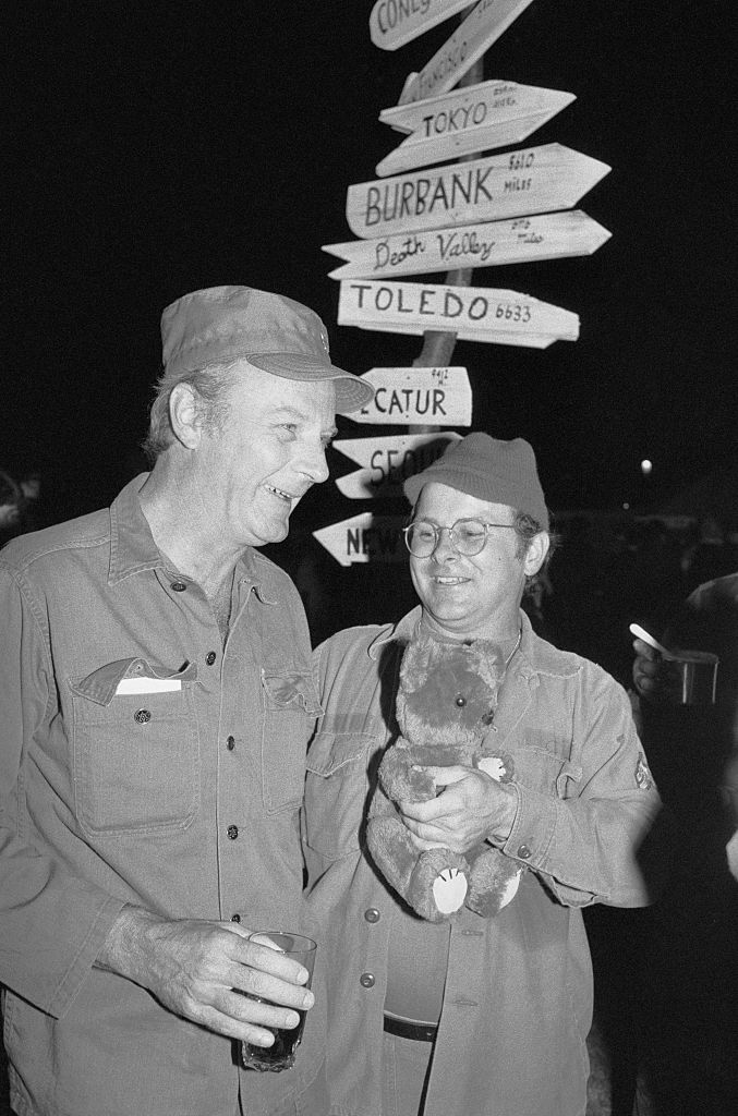 Larry Linville z Garym Burghoffem w trakcie pracy nad serialem telewizyjnym M*A*S*H