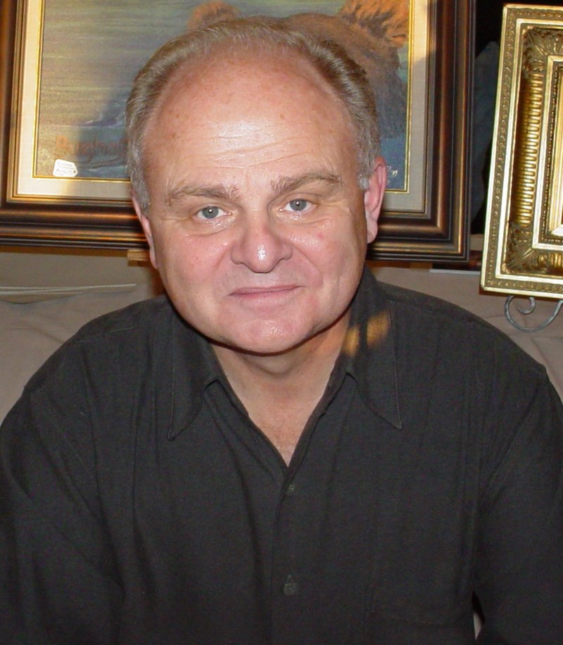 Gary Burghoff w czarnej koszuli
