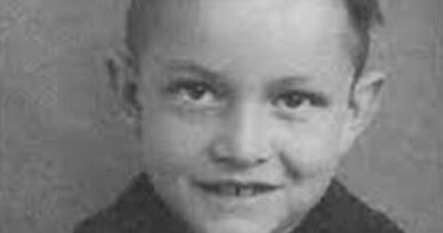 Johnny Cash jako chłopiec na czarno białym zdjęciu