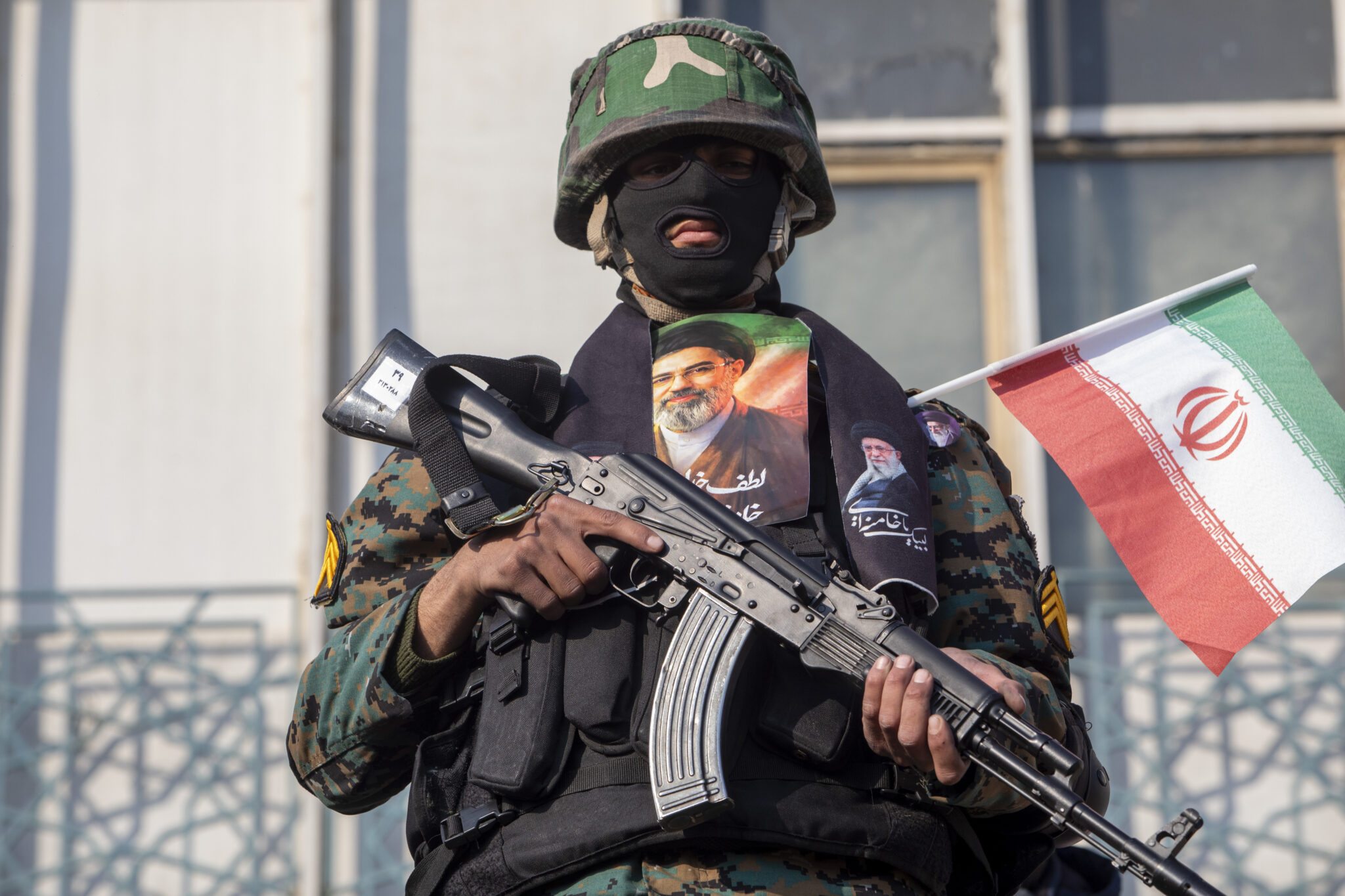 Członek sił bezpieczeństwa ze zdjęciem nowego Najwyższego Przywódcy Iranu,