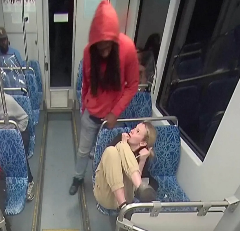 Decarlos Brown w trakcie ataku na  Irynę Zarucką 