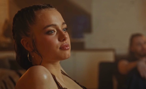 Shiloh w teledysku DAYOUNG