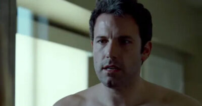 Ben Affleck w scenie filmu „Zaginiona dziewczyna”