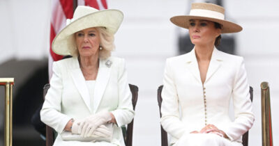 Królowa Kamila i Melania Trump siedzą obok siebie w białych stylizacjach
