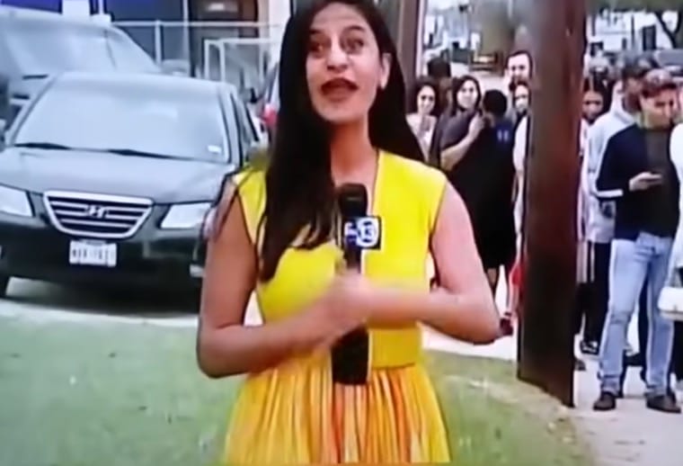reporterka w żółtej sukience