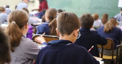 dzieci w sali lekcyjnej