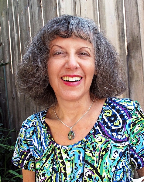 Beverly Brodsky w wzorzystej bluzce