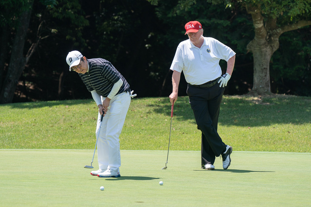 Donald Trump z innym graczem na polu golfowym