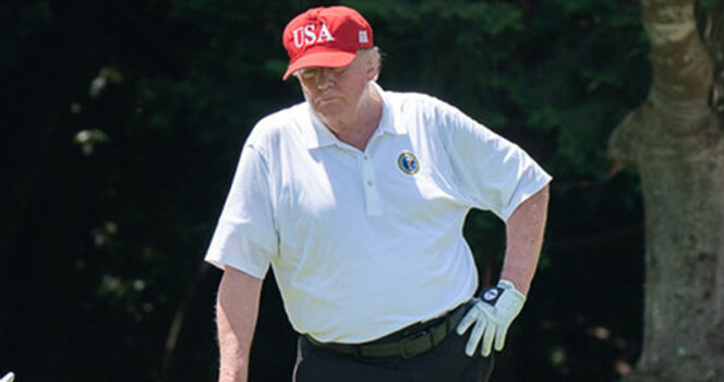 Donald Trump w czerwonej czapeczce na polu golfowym
