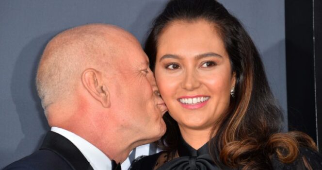 Bruce Willis całuje w policzek żonę Emmę Heming Willis