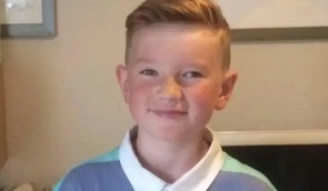 Alex Batty w bluzce z białym kołnierzykiem
