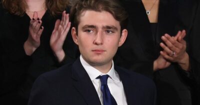 Barron Trump w marynarce, koszuli i krawacie