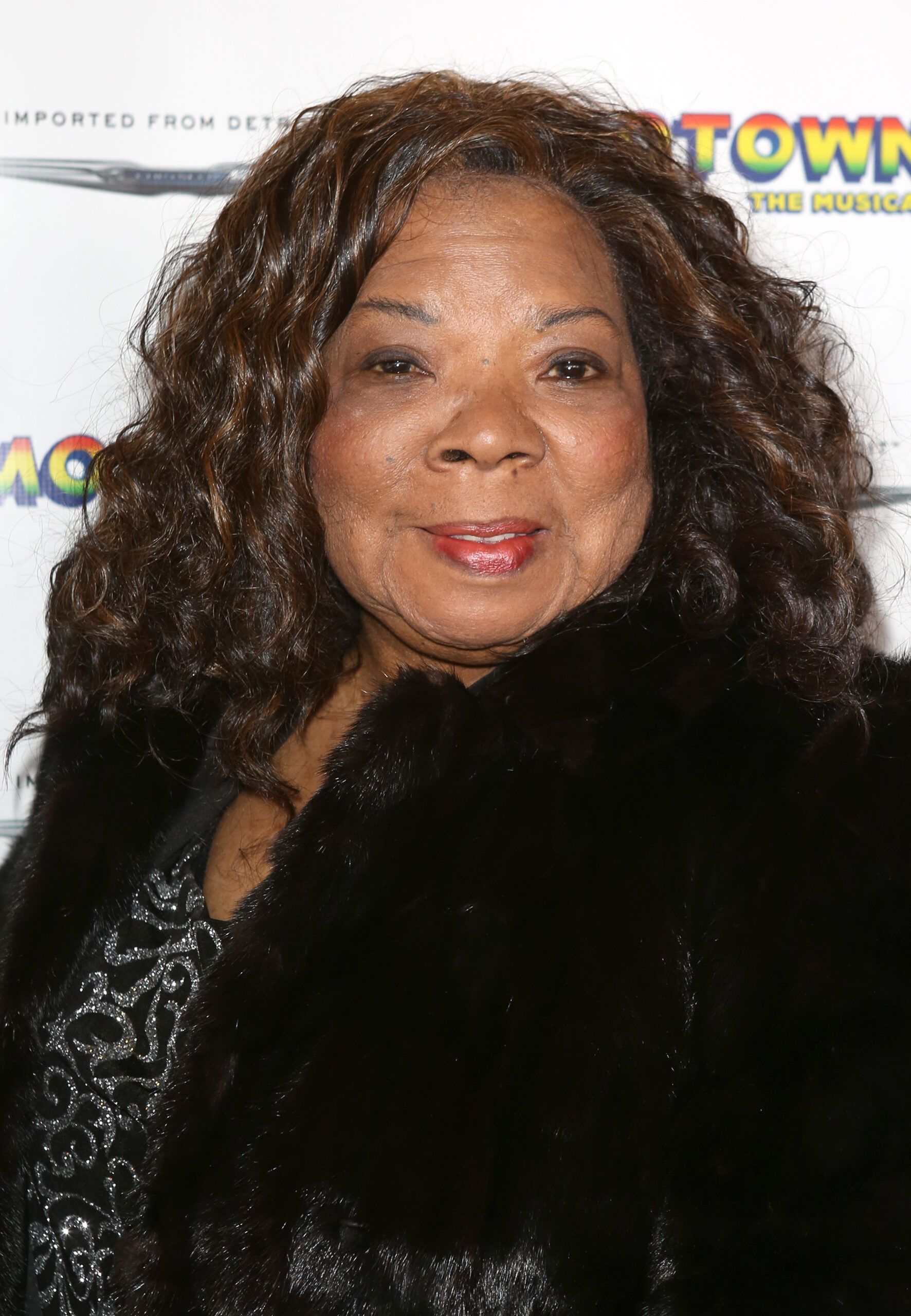 Rosalind Ashford w czarnym futrze