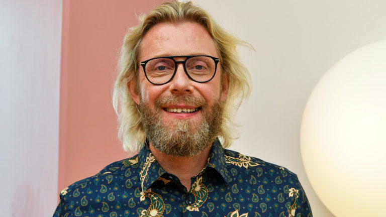 Kimmo Vehviläinen harvinaisessa kuvassa tyttärensä kanssa