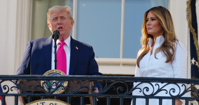 Donald Trump kertoo vaimonsa näpäyttäneen häntä Vladimir Putinista.